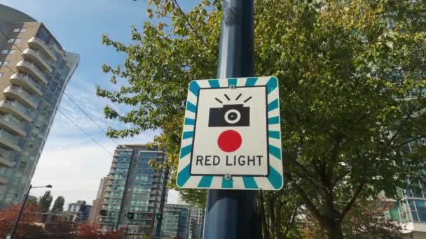 バンクーバーのダウンタウンの西ジョージア通りにある赤い光カメラの看板の眺め — ストック動画