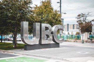 Vancouver, Kanada - 3 Eylül 2021: Üniversite Bvld 'da UBC imzasının görünümü