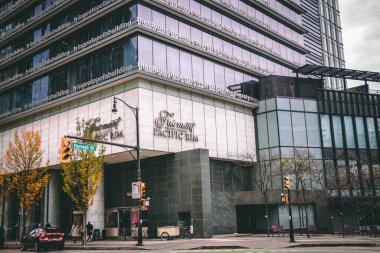 Vancouver, Kanada - 20 Kasım 2021: Kanada yakınlarındaki Vancouver şehir merkezinde lüks bir otel 