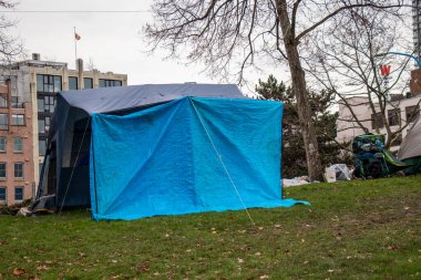 Vancouver, Kanada - 20 Kasım 2021: Çadır ve evsizlerle dolu Vancouver şehir merkezindeki Crab Park manzarası