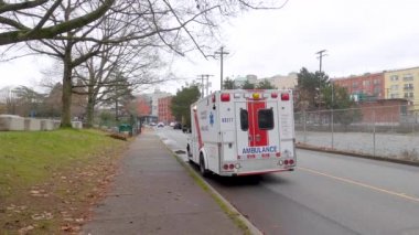 Vancouver, Kanada - 20 Kasım 2021: Vancouver Yengeç Parkı 'ndaki birçok evsiz çadırı nedeniyle kapalı olan bir ambulansa acil çağrı geldi