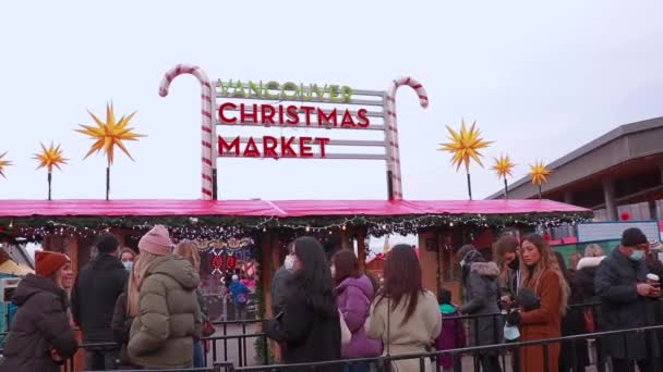 カナダのバンクーバー 2021年11月20日 人々はダウンタウンのバンクーバークリスマスマーケットに入るのを待っています — ストック動画