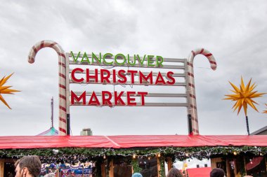 Vancouver, Kanada - 20 Kasım 2021 İnsanlar şehir merkezindeki Vancouver Noel Pazarı 'na girmek için sırada bekliyor
