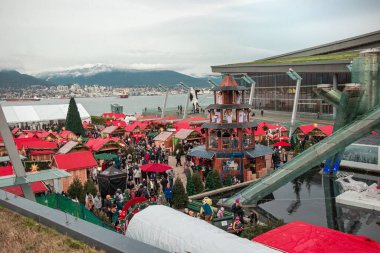 Vancouver, Kanada - 20 Kasım 2021: Jack Poole Plaza 'daki Vancouver Noel Pazarı
