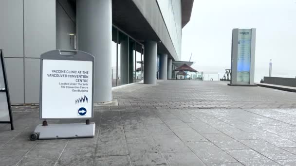 Ванкувер Канада Січня 2022 Вид Директивний Знак Який Вказує Клініку — стокове відео