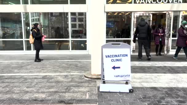加拿大温哥华 2022年1月8日 指向温哥华会议中心疫苗诊所的方向标志视图 — 图库视频影像