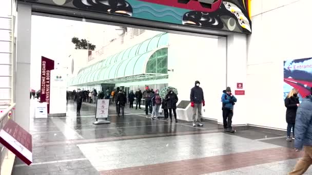 加拿大温哥华 2022年1月8日 温哥华会议中心用于Covid 19助推器射击的巨大线路 — 图库视频影像