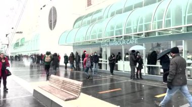Vancouver, Kanada -8 Ocak 2022: Vancouver Kongre Merkezi 'nde COVID-19 destekleyici aşı kuyruğu