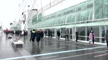 Vancouver, Kanada -8 Ocak 2022: Vancouver Kongre Merkezi 'nde COVID-19 destekleyici aşı kuyruğu