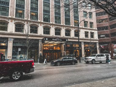 Vancouver, Kanada - 8 Ocak 2022: Vancouver şehir merkezindeki Exchange Hotel binasının görüntüsü