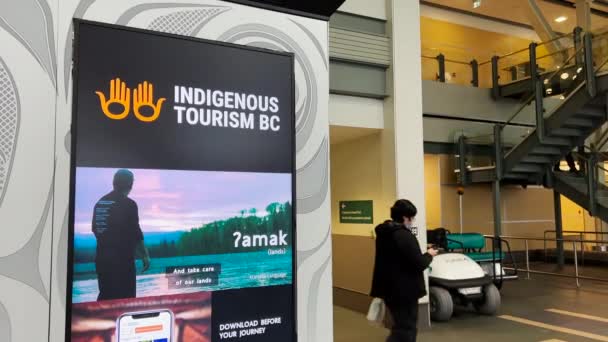 Vancouver Kanada Januar 2022 Blick Auf Das Hinweisschild Indigenous Tourism — Stockvideo
