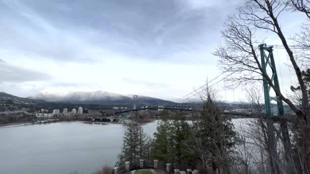 以群山为背景的西温哥华狮子门大桥景观 — 图库视频影像