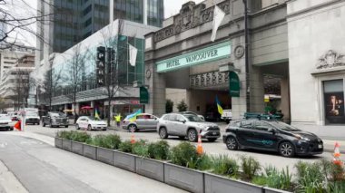 Vancouver, Kanada - 26 Şubat 2022: Vancouver Sanat Galerisi önünde Ukrayna 'nın işgaline karşı düzenlenen mitingde Ukrayna Bayraklı Arabalar