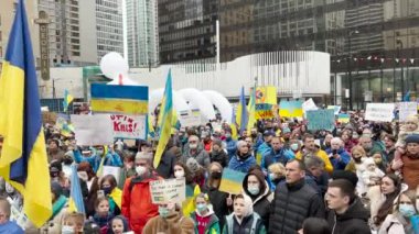 Vancouver, Kanada - 26 Şubat 2022: Vancouver Sanat Galerisi önünde Ukrayna 'nın işgaline karşı yürüyüş