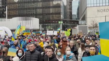 Vancouver, Kanada - 26 Şubat 2022: Vancouver Sanat Galerisi önünde Ukrayna 'nın işgaline karşı yürüyüş