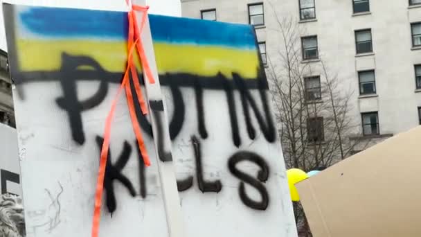 カナダのバンクーバー 2022年2月26日 バンクーバーアートギャラリーの前でウクライナ侵攻に対するラリー — ストック動画