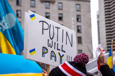 Vancouver, Kanada - 26 Şubat 2022: Vancouver Sanat Galerisi önünde Ukrayna 'nın işgaline karşı düzenlenen mitingde Putin Ödeyecek