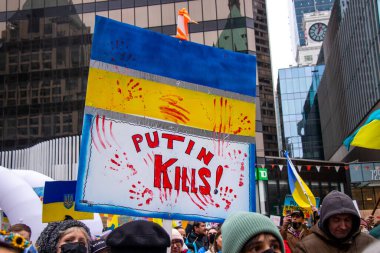 Vancouver, Kanada - 26 Şubat 2022: Vancouver Sanat Galerisi önünde Ukrayna 'nın işgaline karşı düzenlenen mitingde Putin Kllls imzasının görüntülenmesi