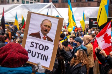 Vancouver, Kanada - 26 Şubat 2022: Vancouver Sanat Galerisi önünde Ukrayna 'nın işgaline karşı düzenlenen mitingde Putin' i durdurun