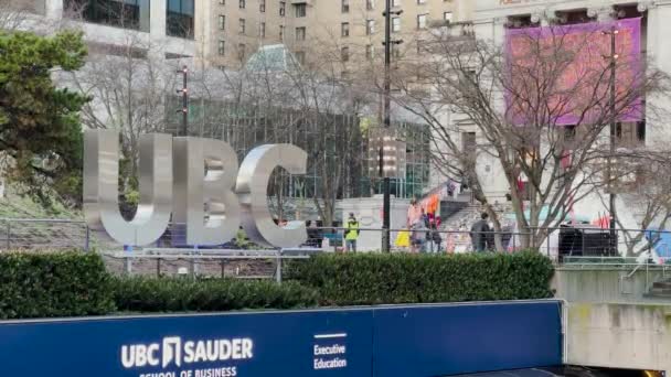 Ванкувер Канада Января 2022 Года Вид Знак Ubc Robson Square — стоковое видео