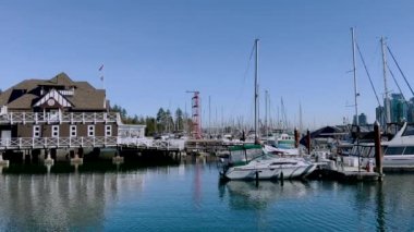 Vancouver, Kanada - 12 Şubat 2022: Güneşli bir günde Vancouver Kürek Kulübü binasının görüntüsü