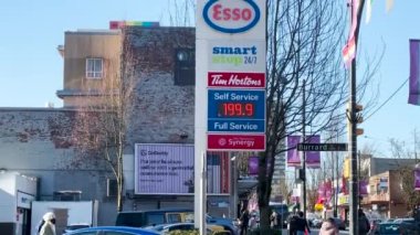Vancouver, Kanada - 4 Mart 2022: Vancouver şehir merkezindeki Esso Benzin İstasyonunda son derece yüksek bir benzin fiyatı