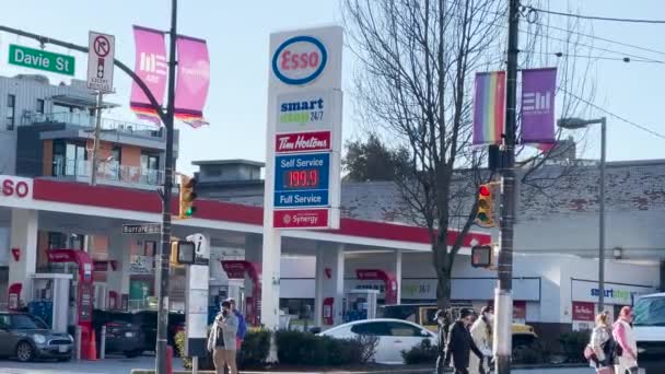 加拿大温哥华 2022年3月4日 温哥华市中心埃索加油站的汽油价格极高 — 图库视频影像