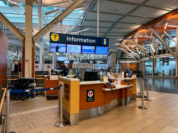Βανκούβερ Καναδάς Ιανουαρίου 2022 Προβολή Ενημερωτικού Σήματος Στο Διεθνές Αεροδρόμιο — Φωτογραφία Αρχείου