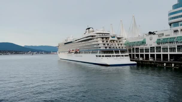 Vancouver Kanada April 2022 Kreuzfahrtschiff Legt Frühen Morgen Canada Place — Stockvideo