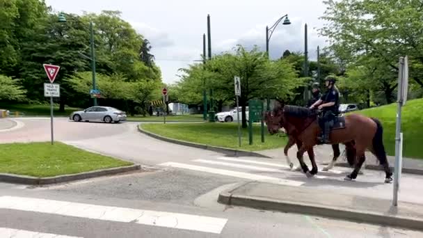 Vancouver Canada May 2022 Vancouver Police Department Mounted Unit Patrolling — Vídeo de stock