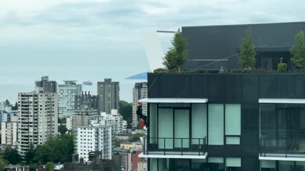 Vancouver Canada May 2022 Construction Workers Wash Windows One Residential — Stockvideo