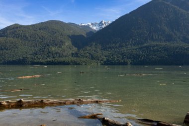Lillooet Gölü manzarası. Pemberton yakınlarındaki Strawberry Point Kamp alanından alınmış dağlar.