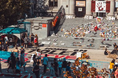 Vancouver, Kanada - 1 Temmuz 2022: Vancouver Sanat Galerisi önündeki Kanada Günü 'nü protesto etmek amacıyla Soykırımda Gurur Yok