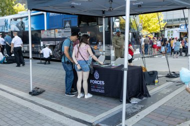 Vancouver, Kanada - 1 Temmuz 2022: Vancouver şehir merkezindeki Kanada Günü 'nde yeni üyeler toplamak için Kanada Silahlı Kuvvetleri istasyonunun açılışı