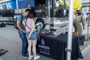 Vancouver, Kanada - 1 Temmuz 2022: Vancouver şehir merkezindeki Kanada Günü 'nde yeni üyeler toplamak için Kanada Silahlı Kuvvetleri istasyonunun açılışı