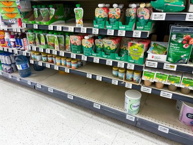 Vancouver, Kanada - 19 Mayıs 2022: Pazar sıkıntısı nedeniyle yerel Safeway mağazasının içinde bebek maması içeren boş raflar