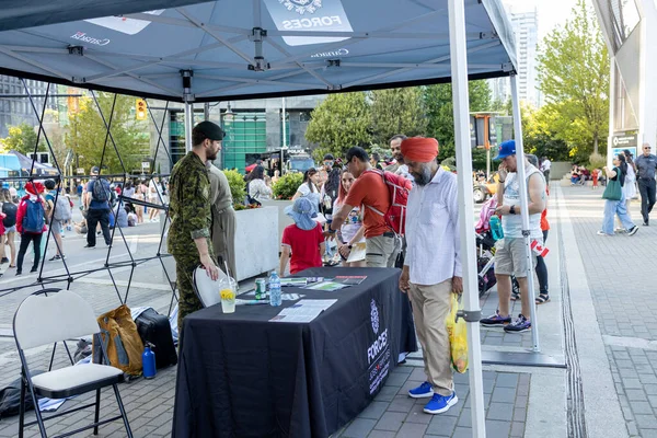 Vancouver, Kanada - 1 Temmuz 2022: Vancouver şehir merkezindeki Kanada Günü 'nde yeni üyeler toplamak için Kanada Silahlı Kuvvetleri istasyonunun açılışı