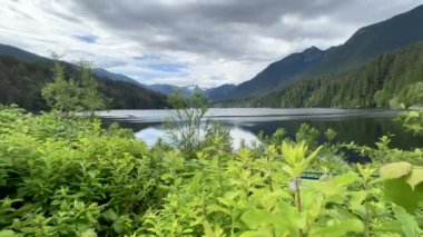 Günbatımında dağlarla çevrili Cleveland Baraj Barajı manzarası, Kuzey Vancouver, Kanada