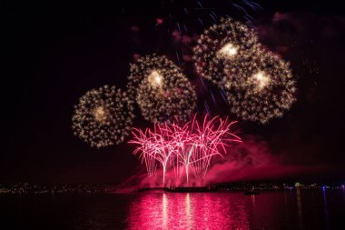 Vancouver, Kanada 'daki İngiliz Körfezi' nde hafif havai fişek kutlamaları