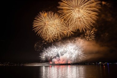 Vancouver, Kanada 'daki İngiliz Körfezi' nde hafif havai fişek kutlamaları