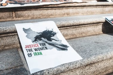 Vancouver, Kanada - 25 Eylül 2022: Vancouver Sanat Galerisi önünde İran protestolarına destek için büyük bir miting. İran 'da kadınlar için imza adaleti görüşü