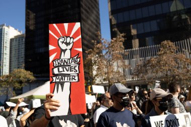 Vancouver, Kanada - 25 Eylül 2022: Vancouver Sanat Galerisi önünde İran protestolarına destek için büyük bir miting. İranlı Yaşamı Önemli İşaretli Adam