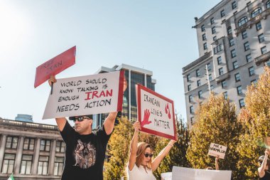 Vancouver, Kanada - 25 Eylül 2022: Vancouver Sanat Galerisi önünde İran protestolarına destek için büyük bir miting. İranlı Yaşamı Önemli İşaretli Kadın