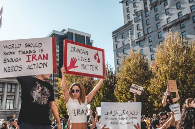 Vancouver, Kanada - 25 Eylül 2022: Vancouver Sanat Galerisi önünde İran protestolarına destek için büyük bir miting. İranlı Yaşamı Önemli İşaretli Kadın
