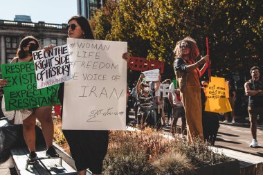 Vancouver, Kanada - 25 Eylül 2022: İran 'ın (Mahsa Amini' nin ölümü nedeniyle) Vancouver Sanat Galerisi önünde düzenlenen protestolara destek için büyük miting