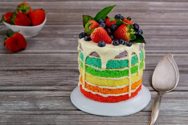 彩虹生日蛋糕 用新鲜浆果装饰 — 图库照片