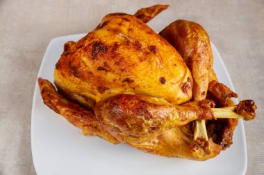 Şükran Günü veya Noel için beyaz tabakta pişmiş hindi..