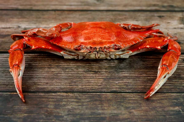 Kepiting Merah Kukus Dengan Latar Belakang Kayu Tutup — Stok Foto