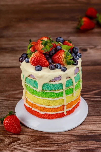 Святковий Багатошаровий Торт Свіжою Полуницею День Народження Веселка Торт — стокове фото