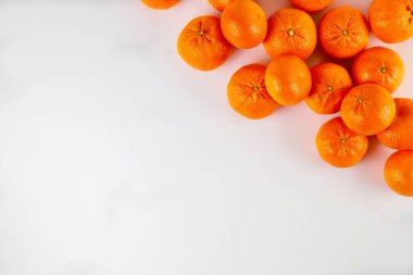 Beyaz arka planda taze mandalina ya da mandalina. Üst görünüm, alanı kopyala.